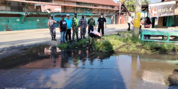 Camat Pangkalan Susu Gotong-royong Bersama Warga