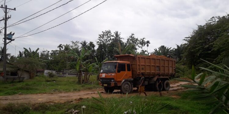 Debu Dumptruck Pengangkut Galian C, Cemari Udara Gebang