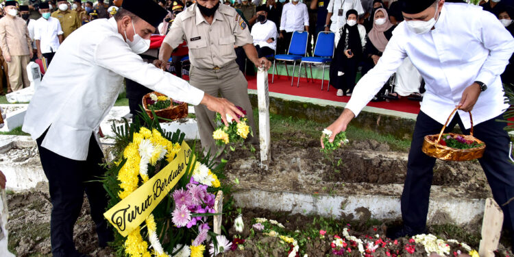 Pemakaman Adik Gubernur Edy Rahmayadi Berlangsung Khidmat, Kapolda Panca Sebut Zulfikar Tarius Sosok Polisi Sejati