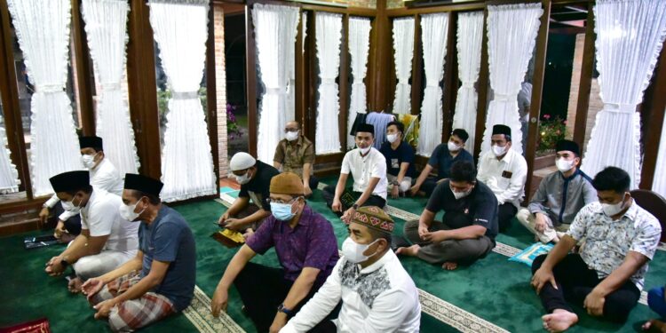 Gubernur Edy Rahmayadi Laksanakan Salat Gerhana Bulan